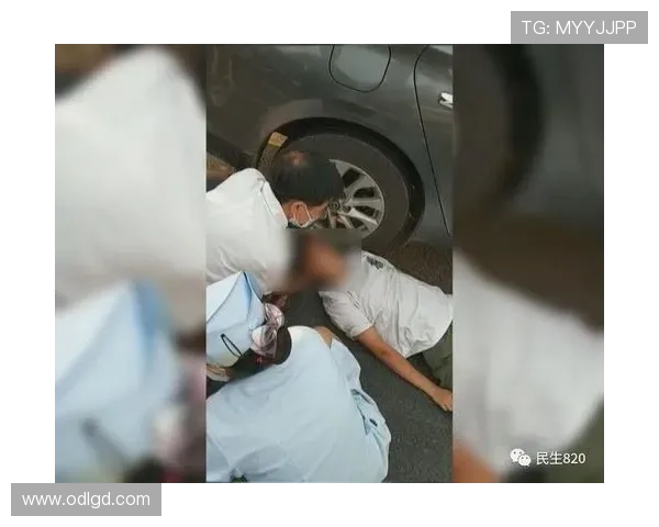 内维斯凌空劲射遭卡比身体封堵倒地画面惊险瞬间